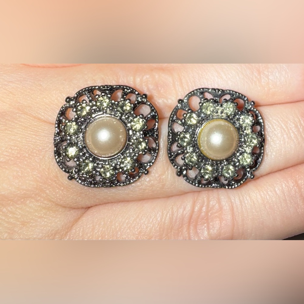 $3 Elegant Pearl and Crystal Earrings~New~$3 WHEN BUNDLED WITH 3 OR MORE ITEMS - Picture 6 of 13